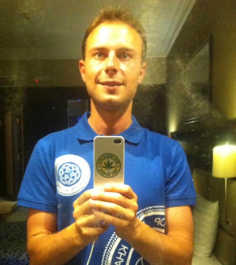Dubai 2013 — moder polo dres, ovitek z listom konoplje